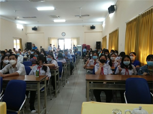 Học sinh nhận giải cuộc thi vẽ tranh cổ động năm 2022